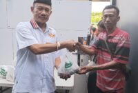 POTRET - Ketua Umum Garda Bintang Timur, Daenk Jamal saat menyalurkan daging kurban ke masyarakat di Pejagalan, Penjaringan, Jakarta Utara. (Foto: Istimewa).