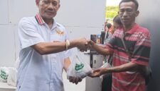 POTRET - Ketua Umum Garda Bintang Timur, Daenk Jamal saat menyalurkan daging kurban ke masyarakat di Pejagalan, Penjaringan, Jakarta Utara. (Foto: Istimewa).