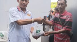 POTRET - Ketua Umum Garda Bintang Timur, Daenk Jamal saat menyalurkan daging kurban ke masyarakat di Pejagalan, Penjaringan, Jakarta Utara. (Foto: Istimewa).