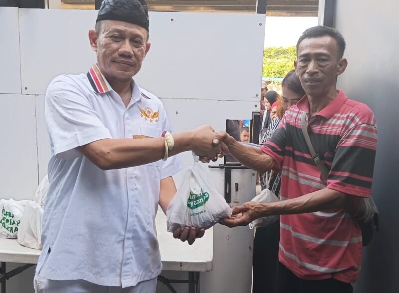 POTRET - Ketua Umum Garda Bintang Timur, Daenk Jamal saat menyalurkan daging kurban ke masyarakat di Pejagalan, Penjaringan, Jakarta Utara. (Foto: Istimewa).