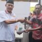 POTRET - Ketua Umum Garda Bintang Timur, Daenk Jamal saat menyalurkan daging kurban ke masyarakat di Pejagalan, Penjaringan, Jakarta Utara. (Foto: Istimewa).