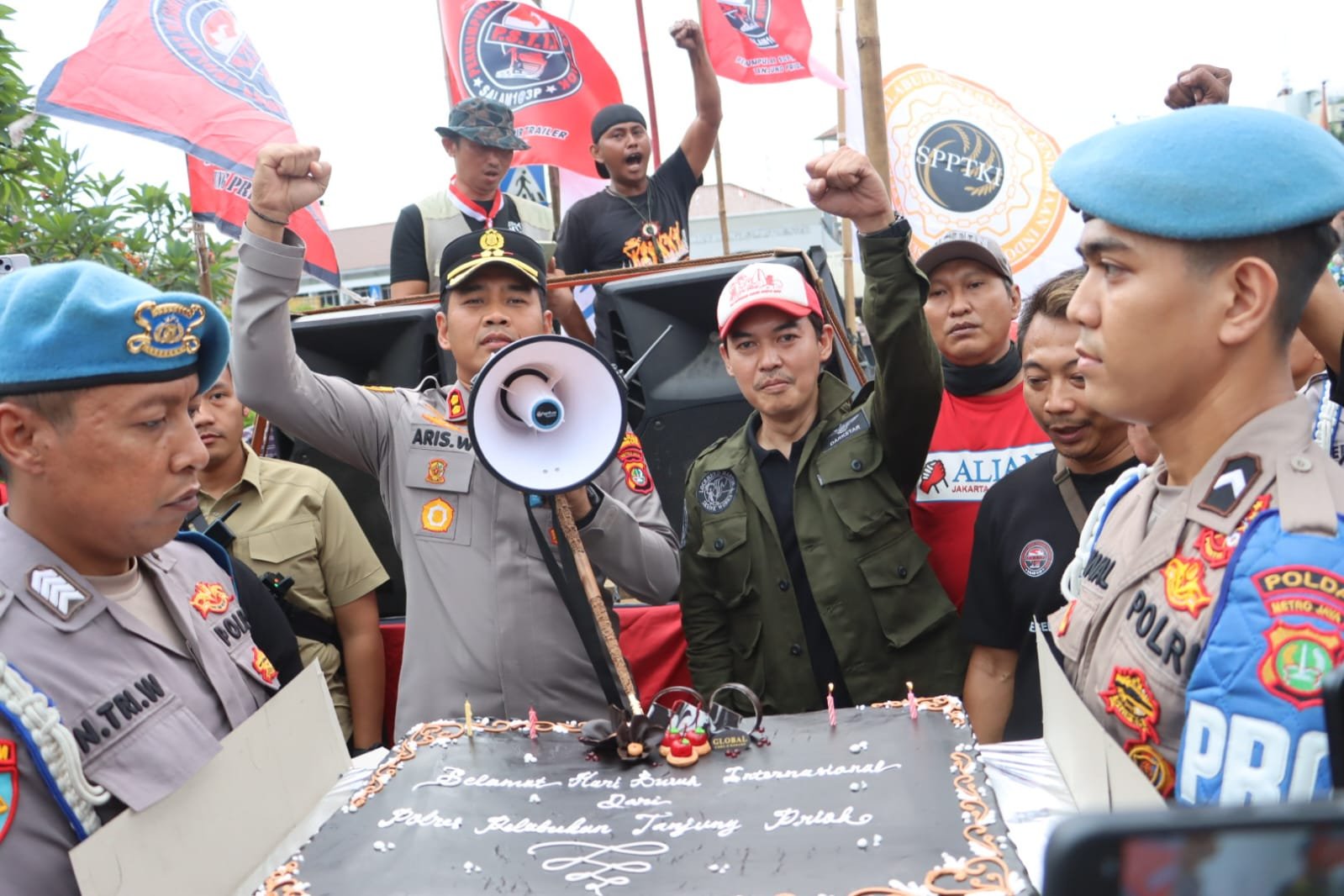 Kapolres Tanjung Priok, Beri Kejutan May Day, Buruh dan Sopir Deklarasikan Keselamatan Kerja