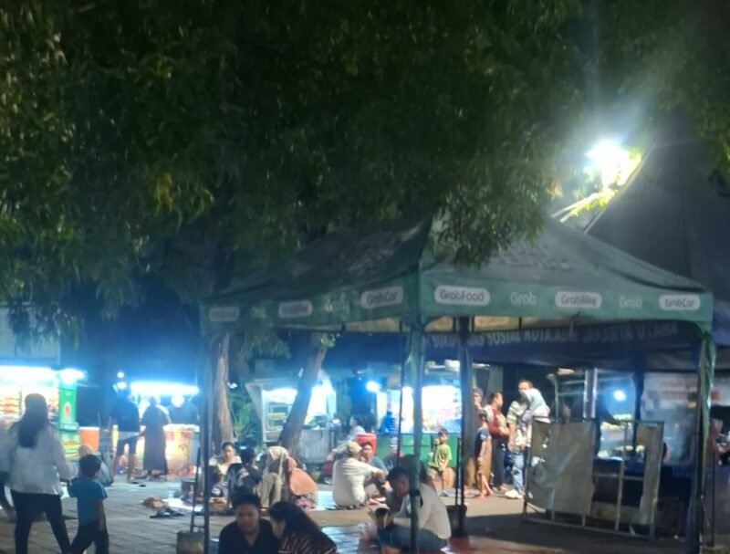TERPANTAU - puluhan lapak pedagang kaki lima yang berjejer di bina oleh pengelola bernama Udin. Bahkan, lapak liar di Danau Sunter diduga di bekingi oknum, dan pedagang mengaku rutin bayar upeti. (Foto: Ekslusif Suara Realitas/Za).