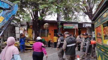 11 Bangunan Liar hingga Gardu Ormas Dibongkar di Cengkareng, Pemkot Jakbar: Biang Banjir Akhirnya Ditertibkan
