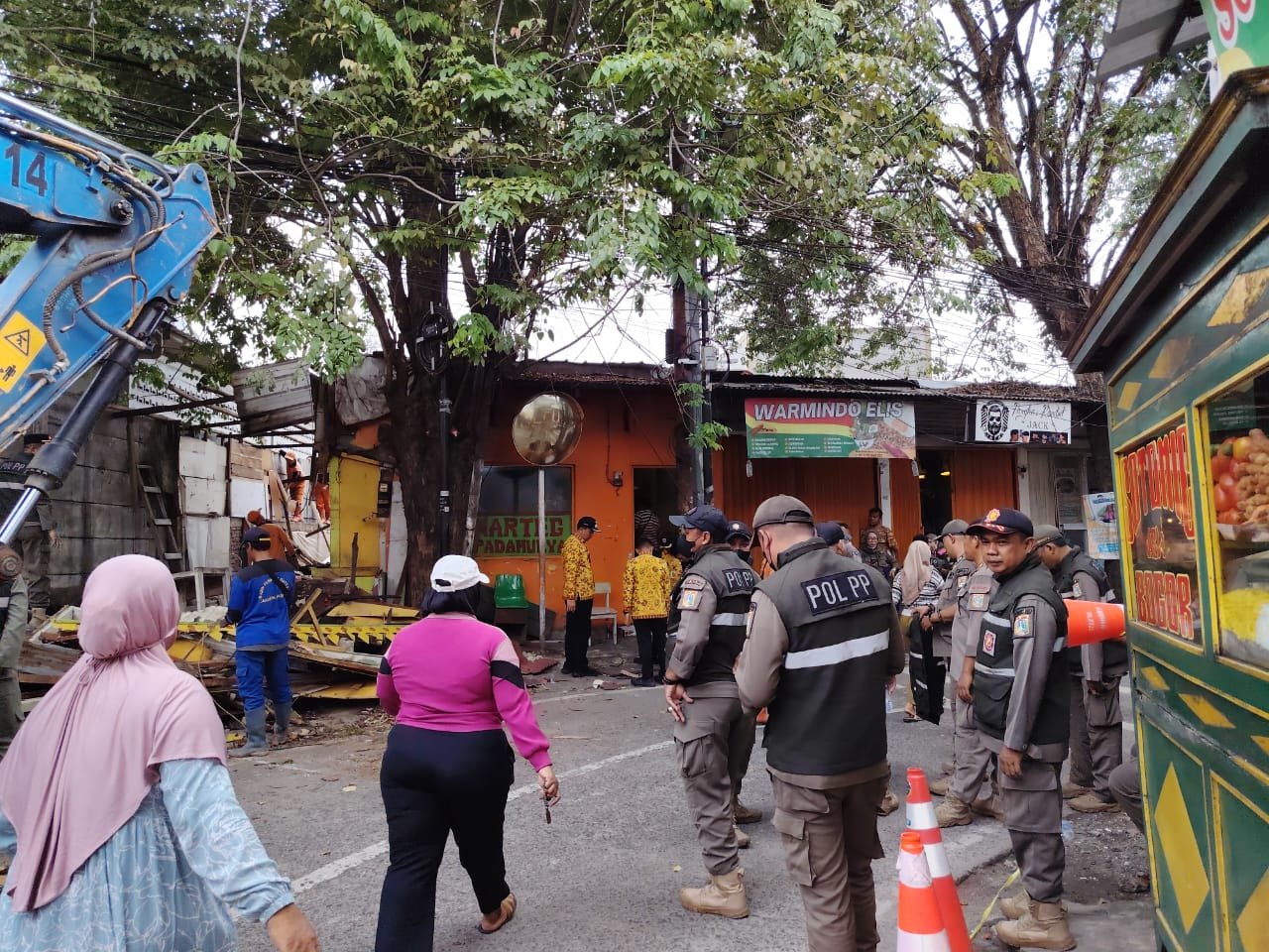 11 Bangunan Liar hingga Gardu Ormas Dibongkar di Cengkareng, Pemkot Jakbar: Biang Banjir Akhirnya Ditertibkan