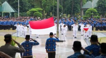 Salut! Diguyur Hujan, ASN Pemkot Jakarta Utara Tetap Khidmat Gelar Upacara Hari Kebangkitan Nasional