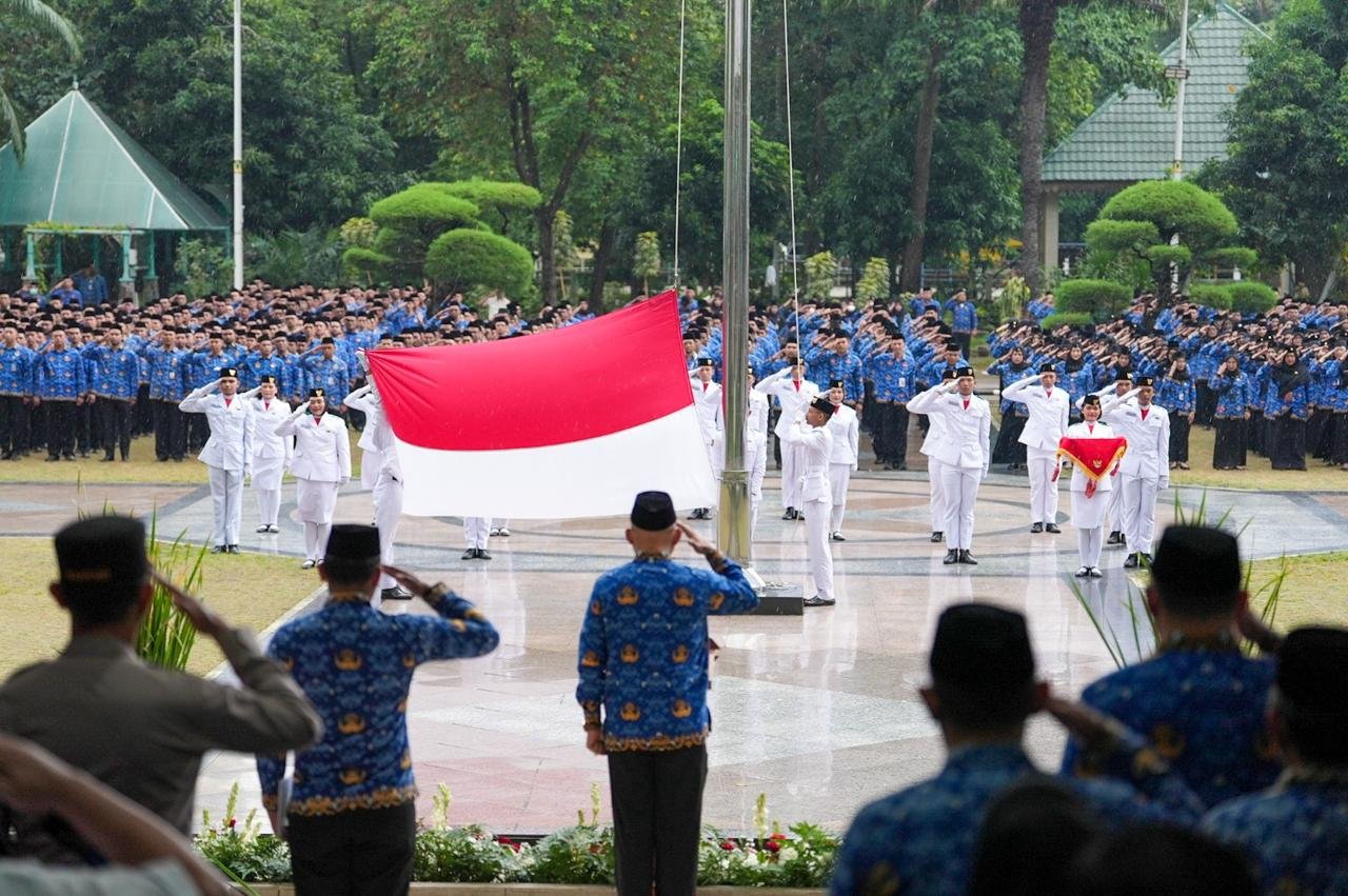 Salut! Diguyur Hujan, ASN Pemkot Jakarta Utara Tetap Khidmat Gelar Upacara Hari Kebangkitan Nasional