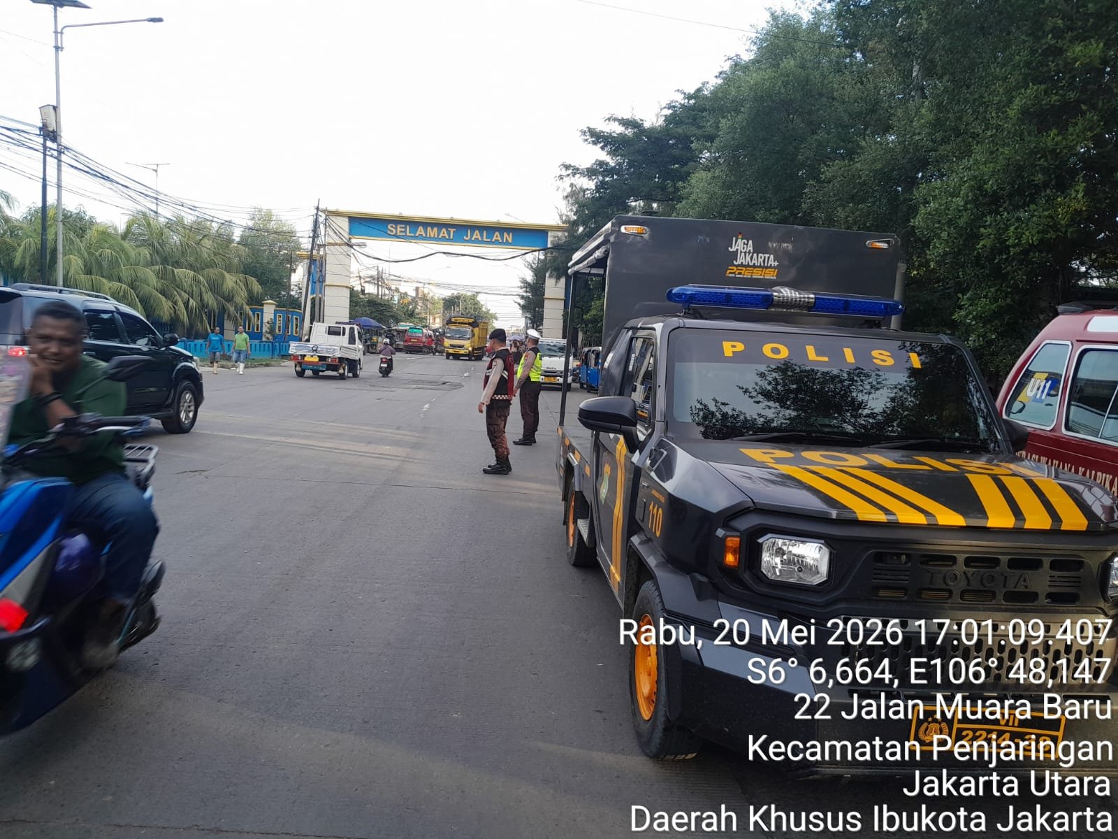 Unit Lantas dan Sabara Polsek Kawasan Muara Baru Intensifkan Pengaturan Lalu Lintas Sore Hari di Kawasan PPS Nizam Zachman Jakarta