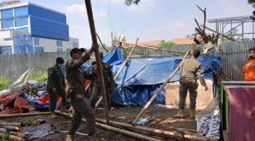 Amankan Aset Pemprov DKI, Pemkot Jakbar Bongkar Bangunan Liar di Kalideres