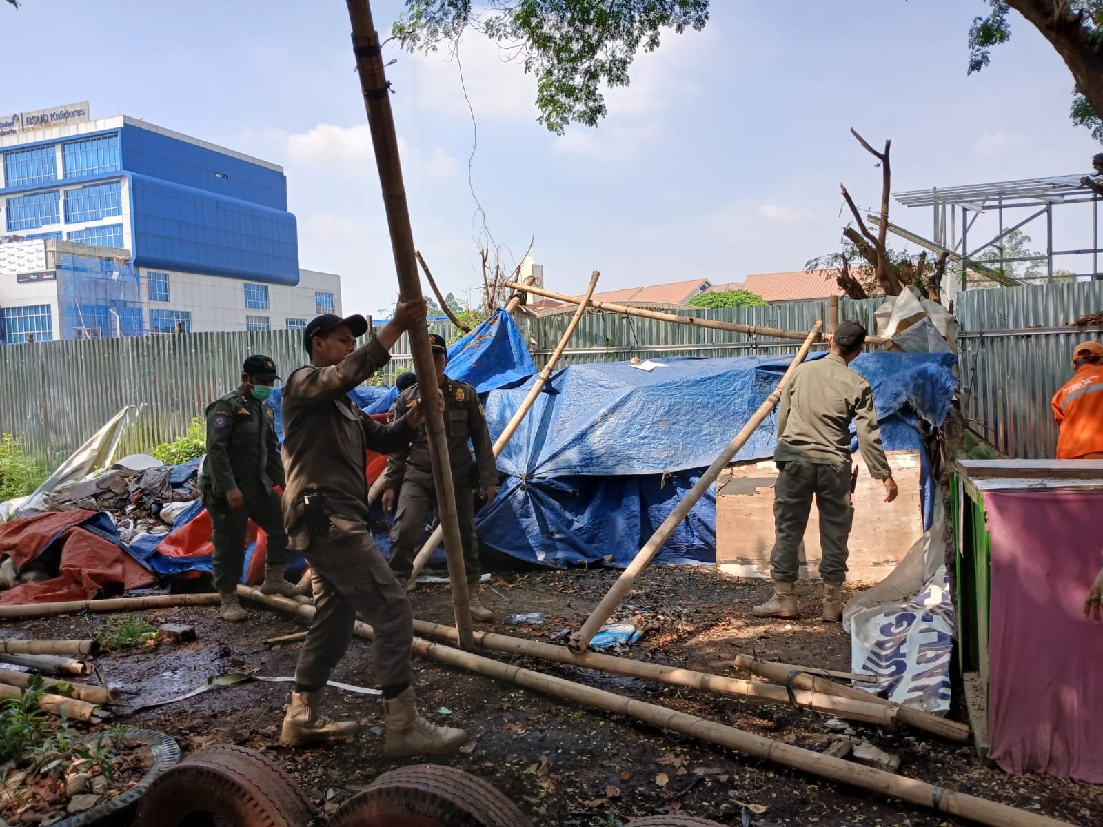 Amankan Aset Pemprov DKI, Pemkot Jakbar Bongkar Bangunan Liar di Kalideres