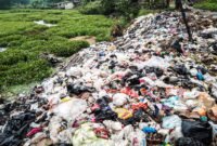 TERPANTAU - Waduk Saguling dipenuhi tumpukkan sampah yang menggunung. (Foto: Bandungkita.id/Ist).