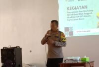 POTRET - Kapolsek Pakenjeng, Iptu H. Muslih Hidayat saat memberikan dukungan dan dorongan kepada masyarakat di wilayah hukumnya agar produktif bertani. (Foto: Suara Realitas/Baretha. S).