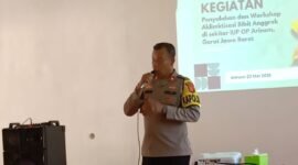 POTRET - Kapolsek Pakenjeng, Iptu H. Muslih Hidayat saat memberikan dukungan dan dorongan kepada masyarakat di wilayah hukumnya agar produktif bertani. (Foto: Suara Realitas/Baretha. S).