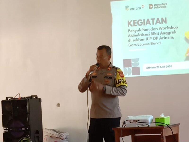 POTRET - Kapolsek Pakenjeng, Iptu H. Muslih Hidayat saat memberikan dukungan dan dorongan kepada masyarakat di wilayah hukumnya agar produktif bertani. (Foto: Suara Realitas/Baretha. S).