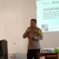 POTRET - Kapolsek Pakenjeng, Iptu H. Muslih Hidayat saat memberikan dukungan dan dorongan kepada masyarakat di wilayah hukumnya agar produktif bertani. (Foto: Suara Realitas/Baretha. S).
