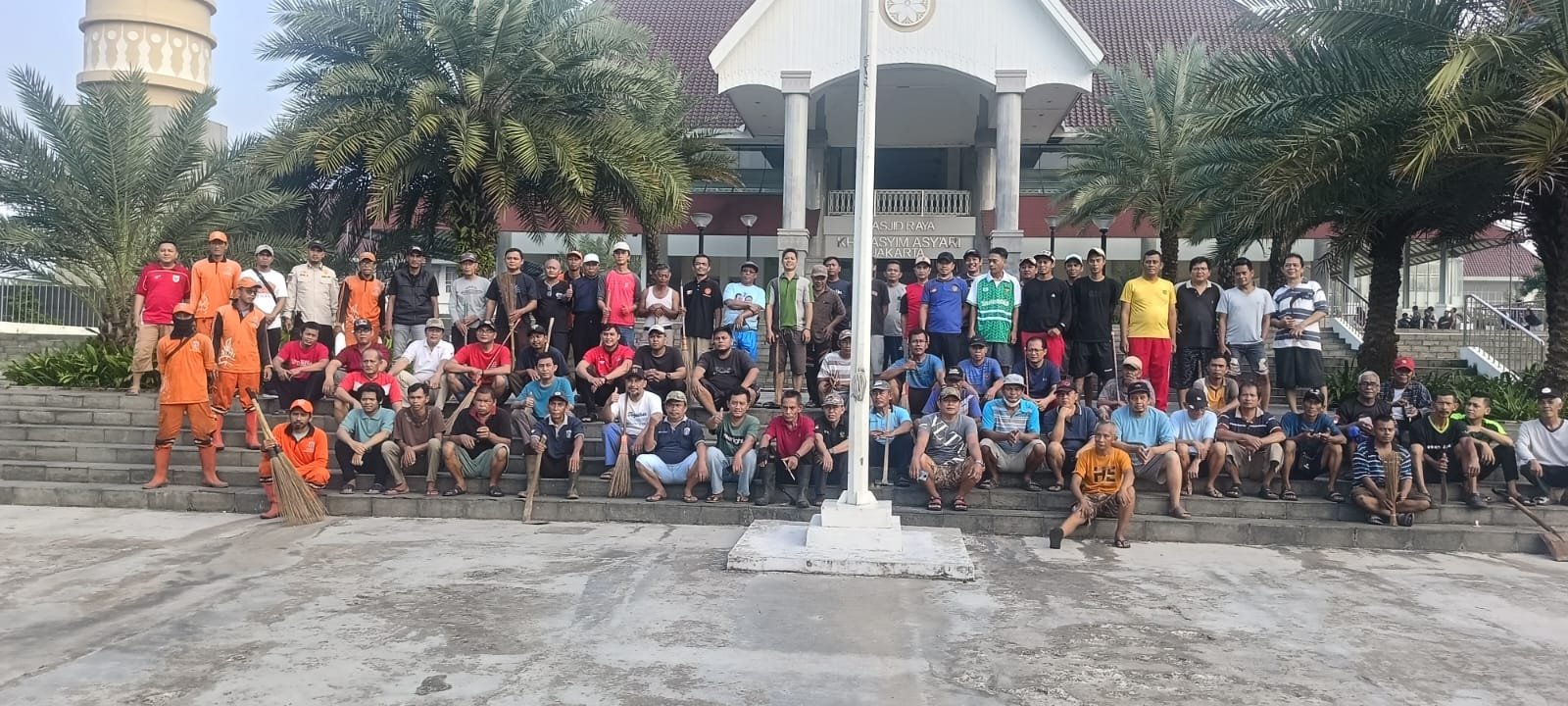Kerja Bakti Massal di Masjid Hasyim Asy’ari, Warga RW 14 Duri Kosambi Tegaskan Wilayah Pesakih Masuk RW 14