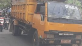 unit kendaraan truk pengangkut sampah milik DLHK dengan No Pol B 9141 QQ yang tertulis UPTD 3-14 menunggak pajak sampai 12 tahun dengan nilai 10 juta lebih, ini contoh buruk bagi masyarakat.