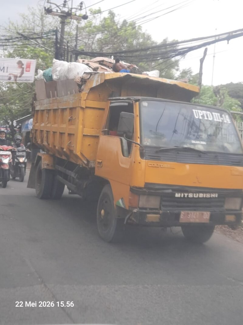 unit kendaraan truk pengangkut sampah milik DLHK dengan No Pol B 9141 QQ yang tertulis UPTD 3-14 menunggak pajak sampai 12 tahun dengan nilai 10 juta lebih, ini contoh buruk bagi masyarakat.