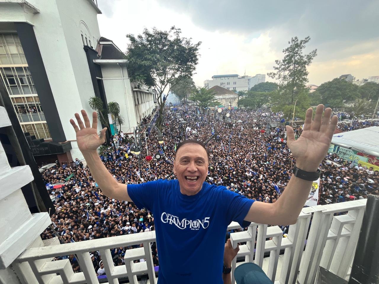 Bandung Lautan Biru! Jutaan Bobotoh Rayakan Juara Persib, Iwan Bule Terharu