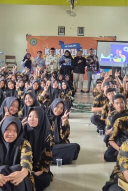Dosen UPN Veteran Jatim Edukasi Siswa SMK Islamic Qon GKB Gresik Soal Manajemen Waktu di Era Digital