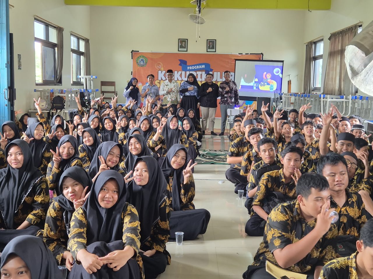 Dosen UPN Veteran Jatim Edukasi Siswa SMK Islamic Qon GKB Gresik Soal Manajemen Waktu di Era Digital