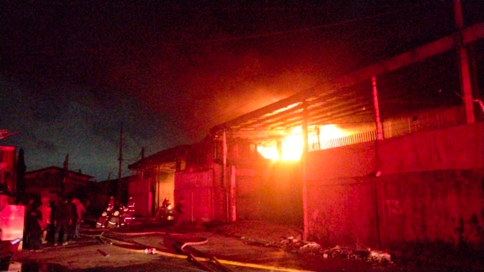 Kebakaran Hebat Landa 4 Bangunan Di Kompleks Pergudangan Miami Blok B1