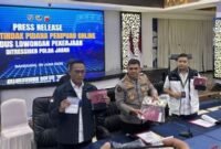 POTRET - Polisi saat merilis kasus penipuan online di Mapolda Jabar, Kota Bandung. (Foto: Istimewa).
