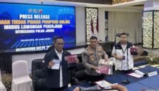 POTRET - Polisi saat merilis kasus penipuan online di Mapolda Jabar, Kota Bandung. (Foto: Istimewa).