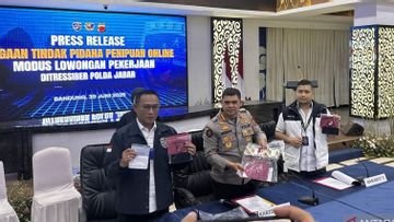 POTRET - Polisi saat merilis kasus penipuan online di Mapolda Jabar, Kota Bandung. (Foto: Istimewa).