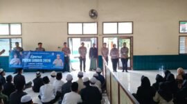 POTRET - Satlantas Polres Cirebon Kota saat melakukan Sosialisasi Tertib Berlalu Lintas di Ponpes Jagasatru. (Foto: Suara Realitas/Panji).