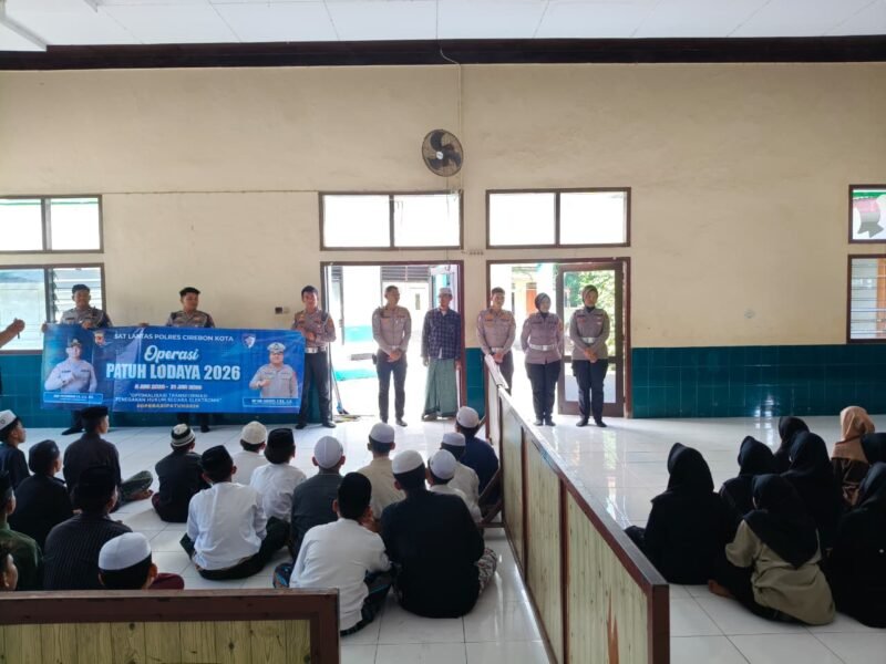 POTRET - Satlantas Polres Cirebon Kota saat melakukan Sosialisasi Tertib Berlalu Lintas di Ponpes Jagasatru. (Foto: Suara Realitas/Panji).