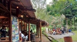 POTRET - Cafe Merkusi Wagir, tempat kongkow, dan camping favorit di Kaki Gunung Kawi. (Foto: Suara Realitas).
