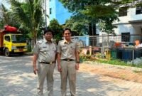POTRET - Wakil WaliKota Jakarta Barat, Yuli Hartono (kiri) didampingi Kepala UPRS V, Muhammad Ali (kanan) saat meninjau pengangkutan sampah di Rusunawa Pesakih, guna mendorong lingkungan bersih dan sehat. (Foto: Istimewa).