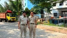 POTRET - Wakil WaliKota Jakarta Barat, Yuli Hartono (kiri) didampingi Kepala UPRS V, Muhammad Ali (kanan) saat meninjau pengangkutan sampah di Rusunawa Pesakih, guna mendorong lingkungan bersih dan sehat. (Foto: Istimewa).