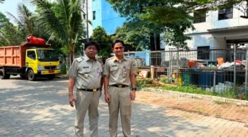 POTRET - Wakil WaliKota Jakarta Barat, Yuli Hartono (kiri) didampingi Kepala UPRS V, Muhammad Ali (kanan) saat meninjau pengangkutan sampah di Rusunawa Pesakih, guna mendorong lingkungan bersih dan sehat. (Foto: Istimewa).