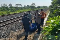 POTRET - Warga Waled tewas di Jalur Kereta Mundu, Polisi imbau waspada di Perlintasan Rel. (Foto: Istimewa).
