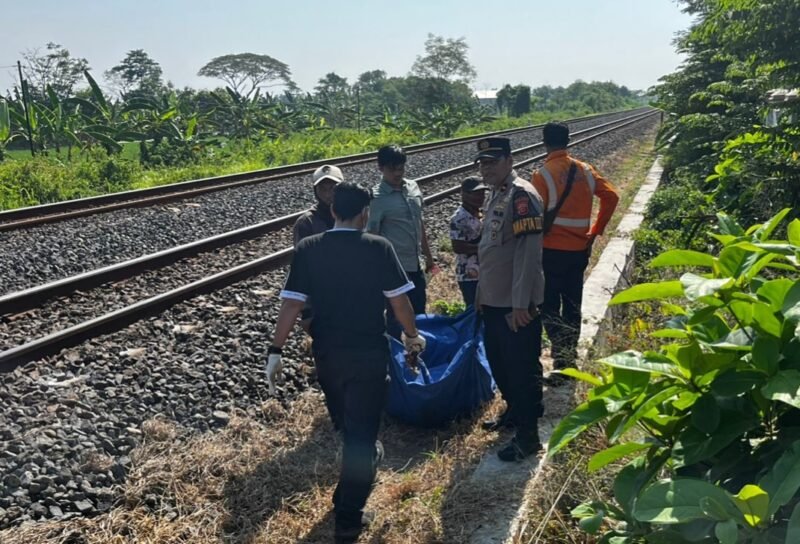 POTRET - Warga Waled tewas di Jalur Kereta Mundu, Polisi imbau waspada di Perlintasan Rel. (Foto: Istimewa).