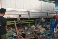 POTRET - kecelakaan maut di Lampu Merah Arjawinangun Cirebon, satu orang tewas di tempat. (Foto: Suara Realitas/Panji).