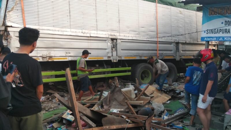 POTRET - kecelakaan maut di Lampu Merah Arjawinangun Cirebon, satu orang tewas di tempat. (Foto: Suara Realitas/Panji).
