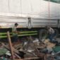 POTRET - kecelakaan maut di Lampu Merah Arjawinangun Cirebon, satu orang tewas di tempat. (Foto: Suara Realitas/Panji).