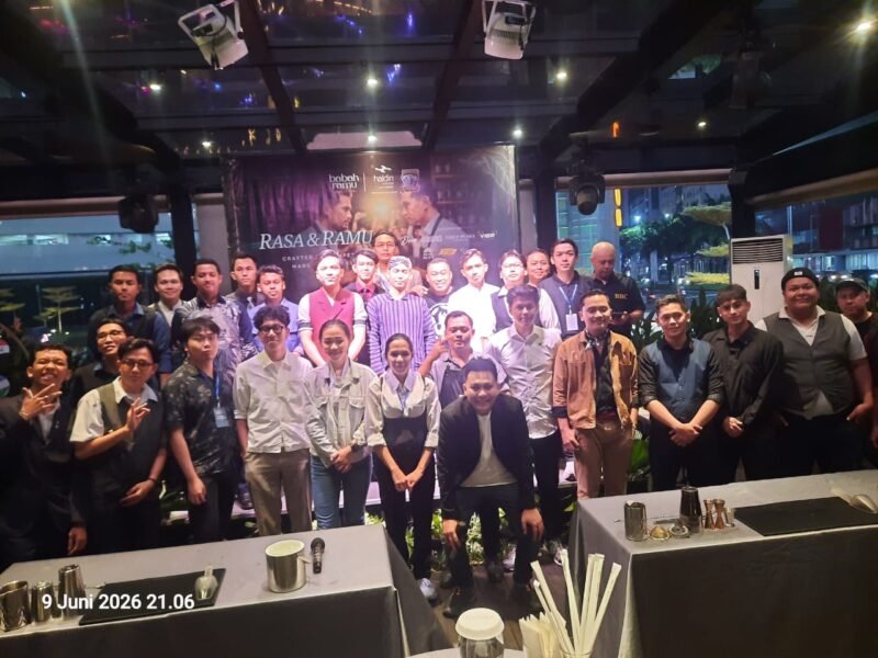 30 peserta beserta 4 Dewan Juri, pada kompetisi Bartender Babah Ramu 2.0 di Hotel Episode Gading Serpong, Selasa (09/06/2026)