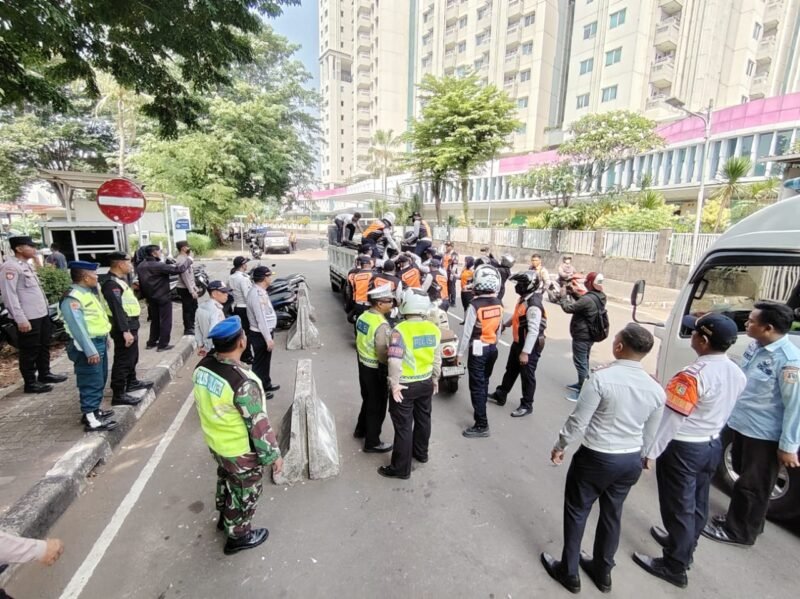 POTRET - 150 sepeda motor terjaring operasi cabut pentil dalam penertiban parkir liar di Kalideres. (Foto: Istimewa).