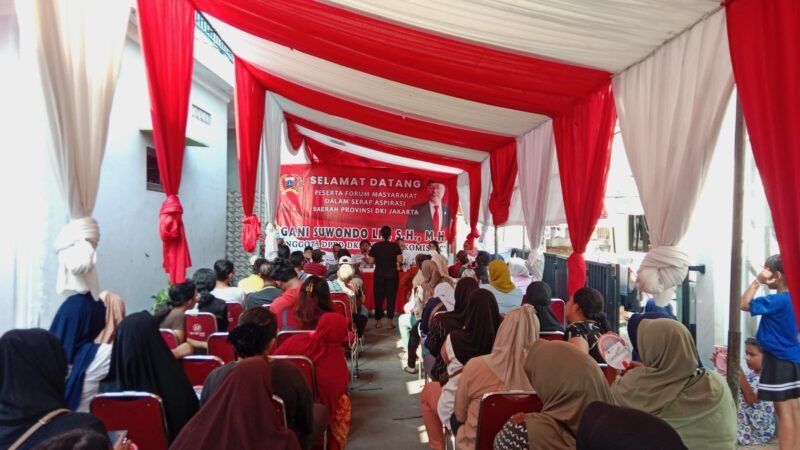 POTRET - Anggota DPRD Komisi C Fraksi PDIP, Gani Suwondo Lie saat menggelar Forum Masyarakat Serap Aspirasi di Papanggo, Jakut. (Foto: Suara Realitas/Kipray).