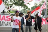 Aktivis Kota Tangerang membentangkan spanduk sepanjang 25 meter dengan tulisan-tulisan seperti, "Usut Tuntas Korupsi Badan Gizi Nasional", "Evaluasi Total Program Makan Bergizi Gratis" di Tugu Adipura, Rabu (10/09/2026)