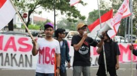Aktivis Kota Tangerang membentangkan spanduk sepanjang 25 meter dengan tulisan-tulisan seperti, 