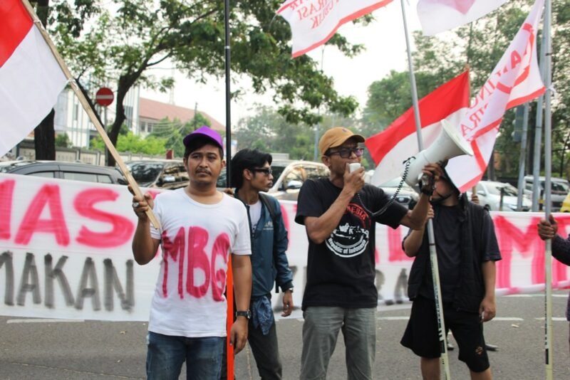 Aktivis Kota Tangerang membentangkan spanduk sepanjang 25 meter dengan tulisan-tulisan seperti, 