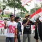 Aktivis Kota Tangerang membentangkan spanduk sepanjang 25 meter dengan tulisan-tulisan seperti, 