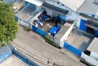 TERPANTAU - aktivitas penimbunan dan peredaran oli ilegal di sebuah gudang Jakarta Barat. (Foto: Ekslusif Suara Realitas).
