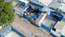 TERPANTAU - aktivitas penimbunan dan peredaran oli ilegal di sebuah gudang Jakarta Barat. (Foto: Ekslusif Suara Realitas).