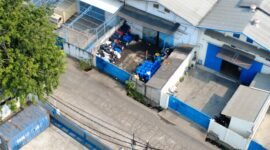 TERPANTAU - aktivitas penimbunan dan peredaran oli ilegal di sebuah gudang Jakarta Barat. (Foto: Ekslusif Suara Realitas).
